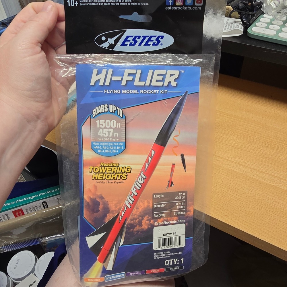 Estes Hi-Flier Flying Model Rocket Kit EST2178 Intermediate Level Streamer Recov